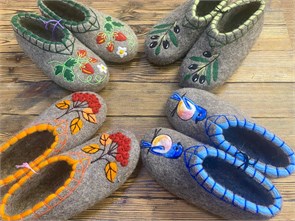 {{photo.Alt || photo.Description || '09) Валяные тапочки с рисунком 35-46'}}